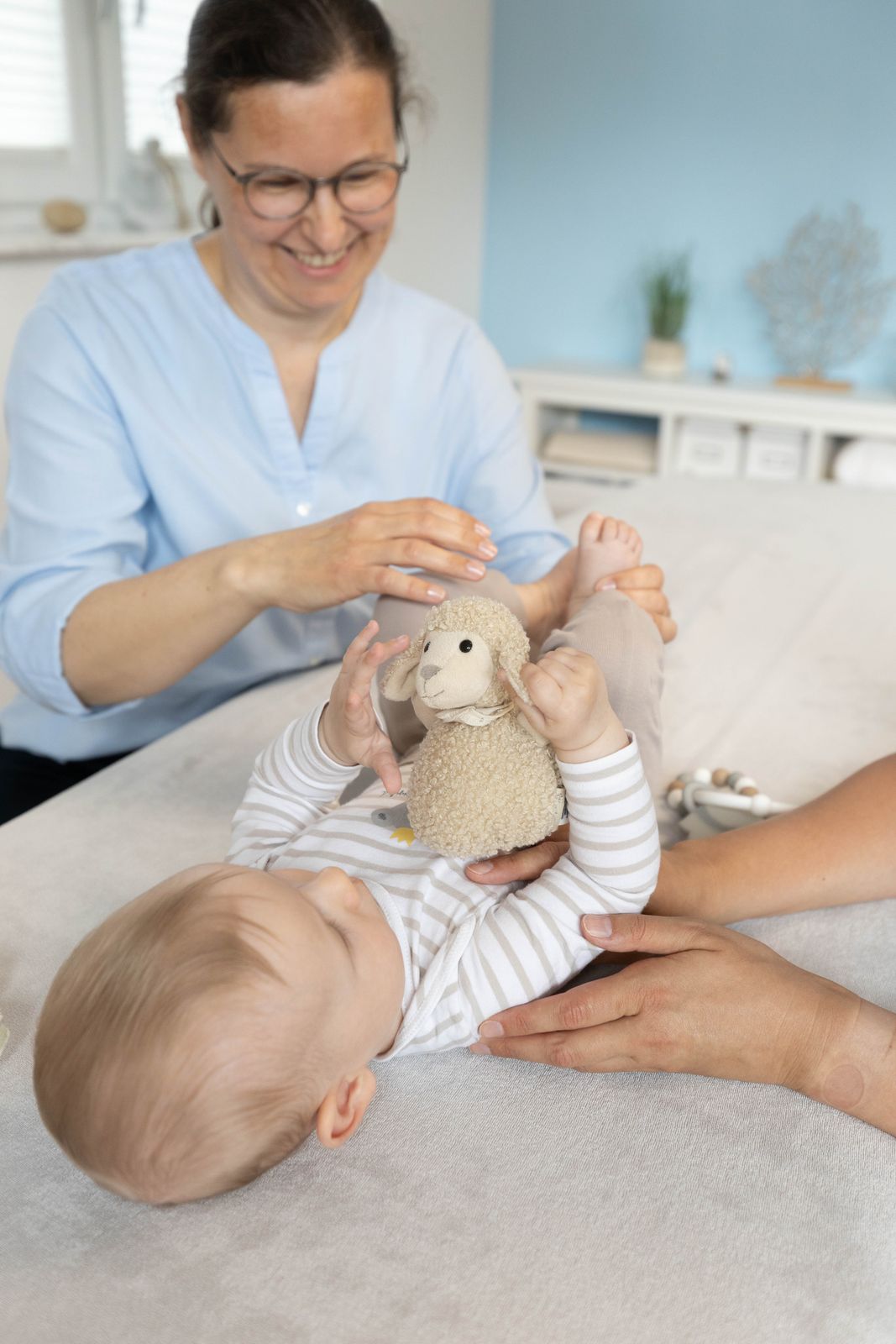 Nicole Blankenhagen bei der osteopathischen Behandlung eines Babys