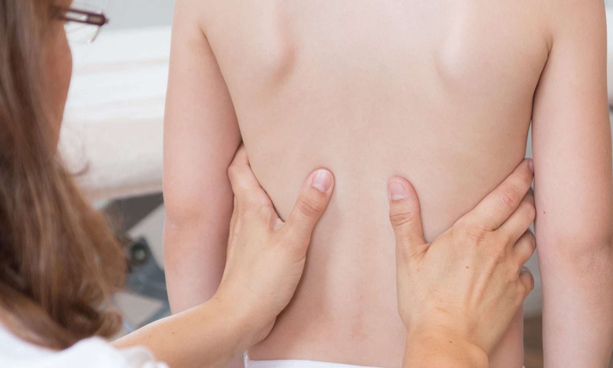 Ruhige Behandlungssituation in der osteopathischen Praxis